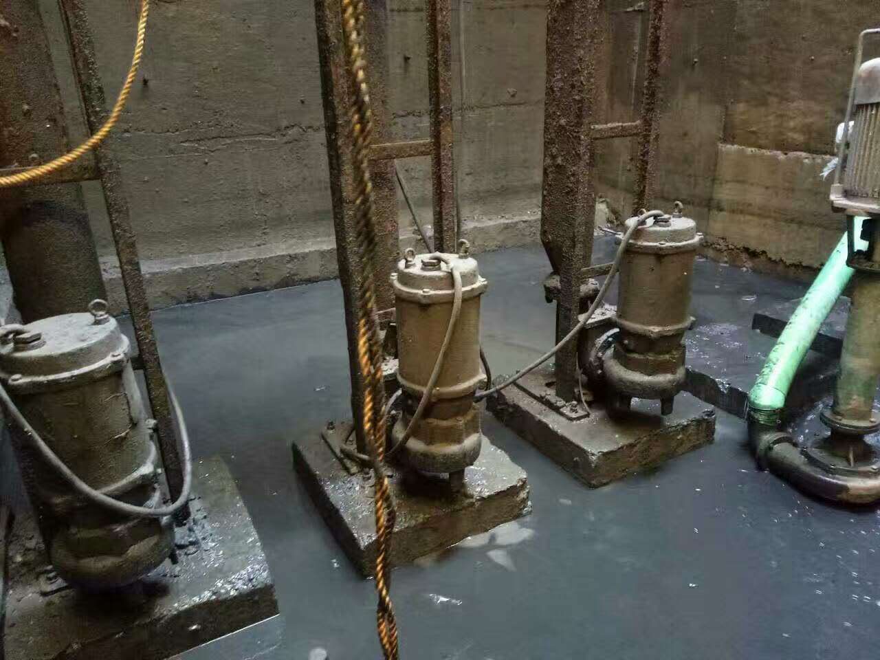 关岭污水池清理