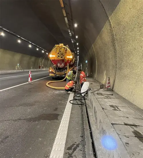 关岭隧道排水渠清淤